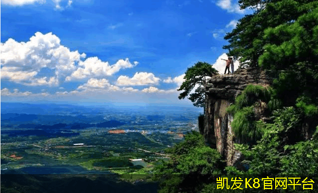  如何选择适合家庭的人工草坪